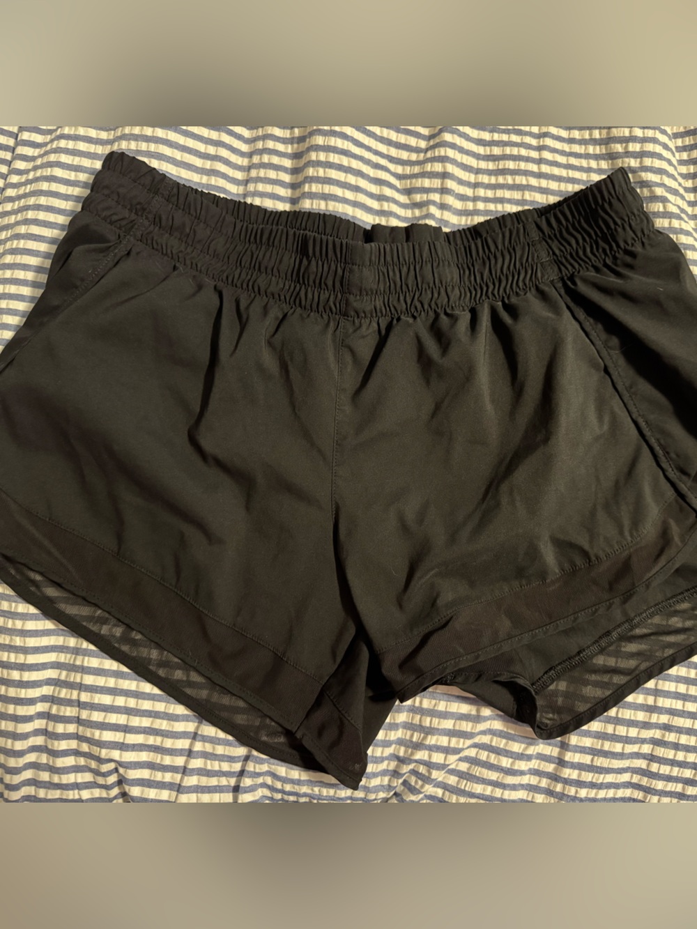 Athleta Mesh Racer Run Mid Rise 4" Short - Picture 3 of 5
